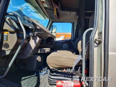 Zdjęcie 7 z 13 samochodu: 2016 VOLVO VNL SEMI TRUCK VIN:4V4NC9EH9GN940007 - miniatura