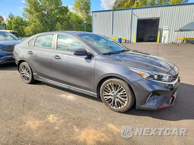 Czwarte zdjęcie samochodu z boku: 2023 KIA FORTE GT LINE VIN:3KPF54AD6PE529491 - miniatura