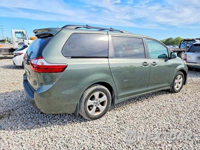 Trzecie zdjęcie samochodu z tyłu: 2018 TOYOTA SIENNA LE VIN:5TDKZ3DC9JS938873 - miniatura