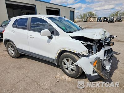 Czwarte zdjęcie samochodu z boku: 2020 CHEVROLET TRAX LS VIN:KL7CJKSB7LB062618 - miniatura