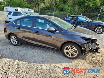 Czwarte zdjęcie samochodu z boku: 2017 CHEVROLET CRUZE LT VIN:1G1BE5SM7H7125726 - miniatura