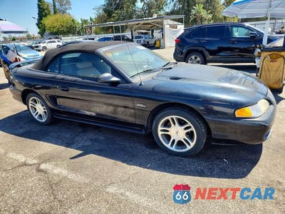 Czwarte zdjęcie samochodu z boku: 1997 FORD MUSTANG GT VIN:1FALP45X9VF106575 - miniatura