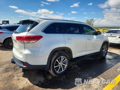 Trzecie zdjęcie samochodu z tyłu: 2019 TOYOTA HIGHLANDER XLE VIN:5TDJZRFH9KS573233 - miniatura