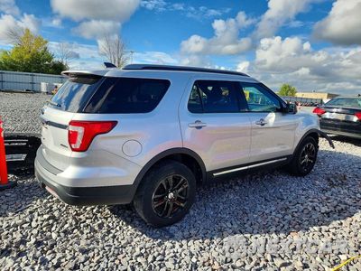 Trzecie zdjęcie samochodu z tyłu: 2019 FORD EXPLORER XLT VIN:1FM5K8D89KGA35298 - miniatura