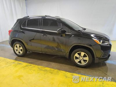 Czwarte zdjęcie samochodu z boku: 2020 CHEVROLET TRAX 1LT VIN:KL7CJPSB0LB336853 - miniatura