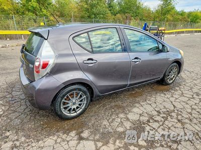 Trzecie zdjęcie samochodu z tyłu: 2013 TOYOTA PRIUS C TWO VIN:JTDKDTB3XD1540140 - miniatura