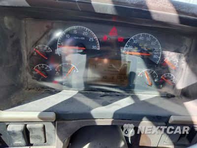 Zdjęcie 9 z 14 samochodu: 2015 VOLVO VNL SEMI TRUCK VIN:4V4NC9EGXFN921648 - miniatura