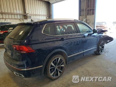 Trzecie zdjęcie samochodu z tyłu: 2023 VOLKSWAGEN TIGUAN SEL R-LINE BLACK VIN:3VV4B7AX4PM074398 - miniatura