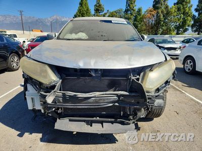 Piąte zdjęcie samochodu w środku: 2015 NISSAN ROGUE S VIN:5N1AT2ML3FC808664 - miniatura