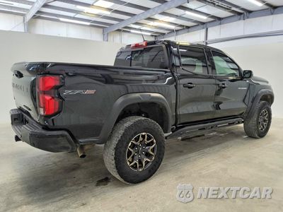Trzecie zdjęcie samochodu z tyłu: 2025 CHEVROLET COLORADO ZR2 VIN:1GCPTFEK0S1242576 - miniatura