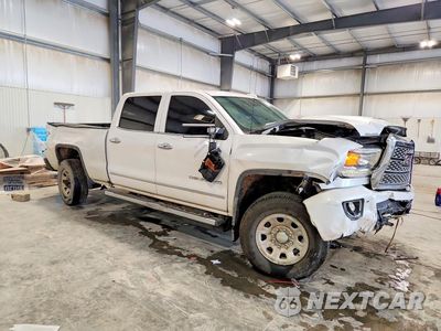 Czwarte zdjęcie samochodu z boku: 2019 GMC SIERRA K2500 DENALI VIN:1GT12SEYXKF150058 - miniatura