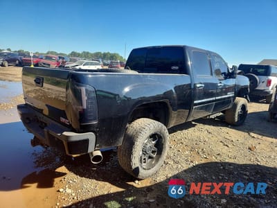 Trzecie zdjęcie samochodu z tyłu: 2011 GMC SIERRA K3500 DENALI VIN:1GT426C86BF181802 - miniatura