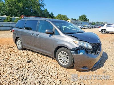 Czwarte zdjęcie samochodu z boku: 2017 TOYOTA SIENNA XLE 8-PASSENGER VIN:5TDYZ3DC5HS809257 - miniatura