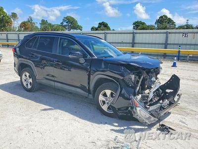 Czwarte zdjęcie samochodu z boku: 2021 TOYOTA RAV4 XLE VIN:2T3W1RFV4MC101589 - miniatura