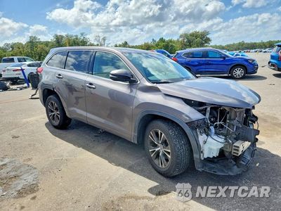 Czwarte zdjęcie samochodu z boku: 2018 TOYOTA HIGHLANDER LE VIN:5TDZZRFHXJS243649 - miniatura