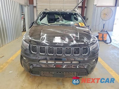 Piąte zdjęcie samochodu w środku: 2025 JEEP COMPASS LATITUDE VIN:3C4NJDBN6ST623812 - miniatura