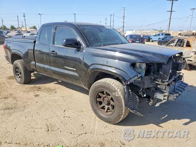 Czwarte zdjęcie samochodu z boku: 2018 TOYOTA TACOMA SR5 VIN:5TFRX5GN6JX109850 - miniatura