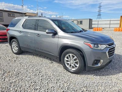 Czwarte zdjęcie samochodu z boku: 2018 CHEVROLET TRAVERSE LT VIN:1GNERGKW0JJ186079 - miniatura