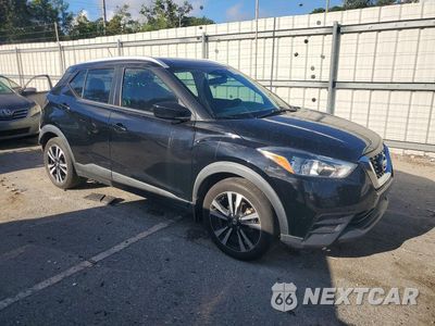 Czwarte zdjęcie samochodu z boku: 2020 NISSAN KICKS SV VIN:3N1CP5CV7LL569127 - miniatura