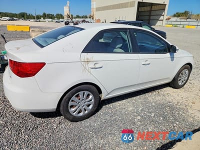 Trzecie zdjęcie samochodu z tyłu: 2010 KIA FORTE EX VIN:KNAFU4A23A5053332 - miniatura