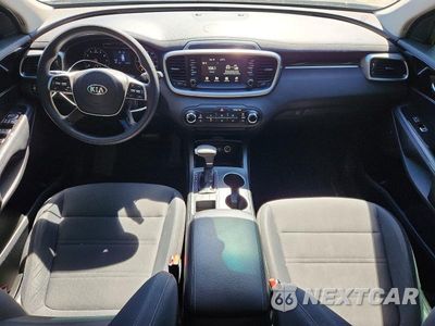 Zdjęcie 8 z 13 samochodu: 2019 KIA SORENTO L VIN:5XYPG4A39KG584809 - miniatura