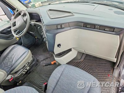 Zdjęcie 8 z 13 samochodu: 2026 VOLVO VNL (4) VIN:4V4BC9EH0TN701149 - miniatura