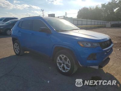 Czwarte zdjęcie samochodu z boku: 2025 JEEP COMPASS LATITUDE VIN:3C4NJDBN6ST556029 - miniatura