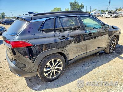 Trzecie zdjęcie samochodu z tyłu: 2023 TOYOTA COROLLA CROSS XLE VIN:7MUDAABG5PV047990 - miniatura