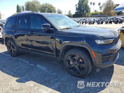 Czwarte zdjęcie samochodu z boku: 2023 JEEP GRAND CHEROKEE LAREDO VIN:1C4RJHAG8PC566401 - miniatura