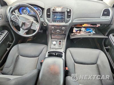 Zdjęcie 8 z 12 samochodu: 2019 CHRYSLER 300 TOURING VIN:2C3CCAAG4KH590583 - miniatura
