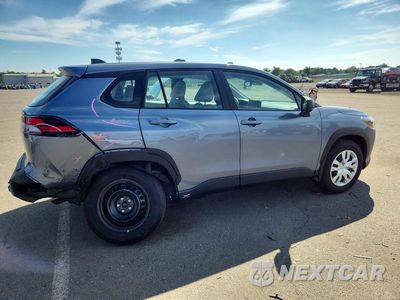Trzecie zdjęcie samochodu z tyłu: 2026 TOYOTA COROLLA CROSS L VIN:7MUAAAAG0TV159160 - miniatura