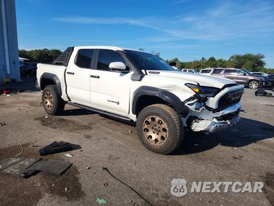 Czwarte zdjęcie samochodu z boku: 2026 TOYOTA TACOMA TRAILHUNTER HV VIN:3TYLC5LN0TT061492 - miniatura