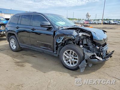 Czwarte zdjęcie samochodu z boku: 2023 JEEP GRAND CHEROKEE LAREDO VIN:1C4RJHAG9PC520236 - miniatura