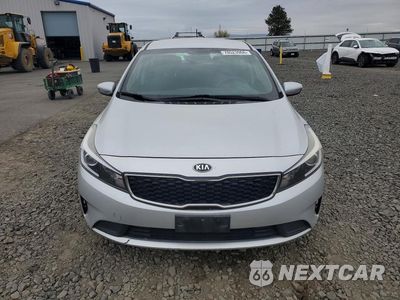 Piąte zdjęcie samochodu w środku: 2018 KIA FORTE5 LX VIN:KNAFK5A85J5773831 - miniatura