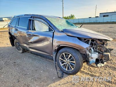 Czwarte zdjęcie samochodu z boku: 2019 TOYOTA HIGHLANDER XLE VIN:5TDJZRFH8KS580903 - miniatura