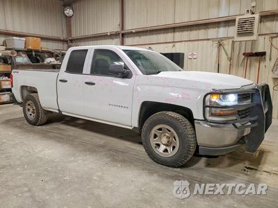 Czwarte zdjęcie samochodu z boku: 2017 CHEVROLET SILVERADO K1500 VIN:1GCVKNEC8HZ257091 - miniatura