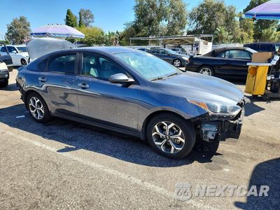 Czwarte zdjęcie samochodu z boku: 2019 KIA FORTE LXS VIN:3KPF24AD1KE071179 - miniatura