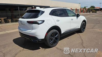 Czwarte zdjęcie samochodu z boku: 2025 BUICK ENVISION SPORT TOURING VIN:LRBFZLE40SD060643 - miniatura
