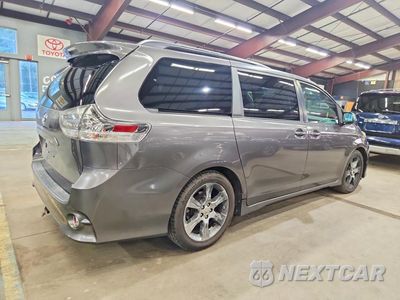 Trzecie zdjęcie samochodu z tyłu: 2012 TOYOTA SIENNA SPORT VIN:5TDXK3DC4CS188473 - miniatura