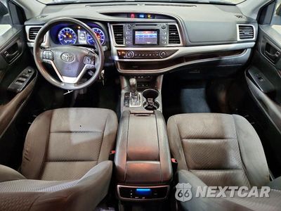 Zdjęcie 8 z 13 samochodu: 2019 TOYOTA HIGHLANDER LE VIN:5TDBZRFH3KS986561 - miniatura