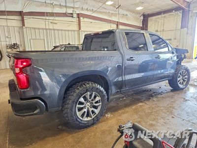 Trzecie zdjęcie samochodu z tyłu: 2021 CHEVROLET SILVERADO K1500 RST VIN:1GCUYEED0MZ392515 - miniatura