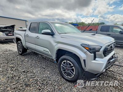 Czwarte zdjęcie samochodu z boku: 2025 TOYOTA TACOMA TRD SPORT VIN:3TMLB5JN4SM151163 - miniatura