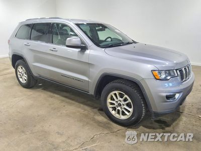 Czwarte zdjęcie samochodu z boku: 2020 JEEP GRAND CHEROKEE LAREDO VIN:1C4RJFAG7LC200718 - miniatura