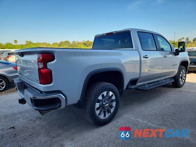 Trzecie zdjęcie samochodu z tyłu: 2022 CHEVROLET SILVERADO K2500 HEAVY DUTY LT VIN:1GC4YNE74NF144801 - miniatura