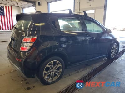 Trzecie zdjęcie samochodu z tyłu: 2018 CHEVROLET SONIC LT VIN:1G1JD6SGXJ4134927 - miniatura