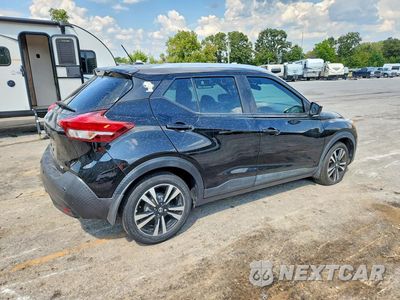 Trzecie zdjęcie samochodu z tyłu: 2020 NISSAN KICKS SV VIN:3N1CP5CV9LL526411 - miniatura