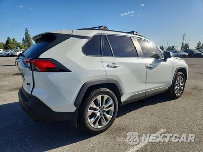 Trzecie zdjęcie samochodu z tyłu: 2022 TOYOTA RAV4 XLE PREMIUM VIN:JTMC1RFV4NJ023767 - miniatura