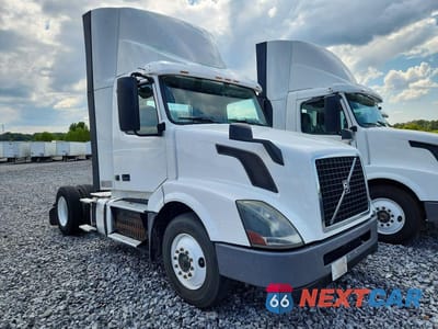 Czwarte zdjęcie samochodu z boku: 2017 VOLVO VNL SEMI TRUCK VIN:4V4N39TG9HN987954 - miniatura
