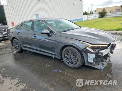 Czwarte zdjęcie samochodu z boku: 2026 KIA K5 LXS VIN:KNAG24J76T5427392 - miniatura