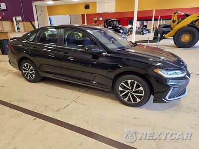 Czwarte zdjęcie samochodu z boku: 2025 VOLKSWAGEN JETTA S VIN:3VW5X7BU2SM071420 - miniatura